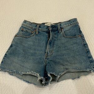 Abercrombie & Fitch- The 90s Relaxed Cutoff Short High Rise